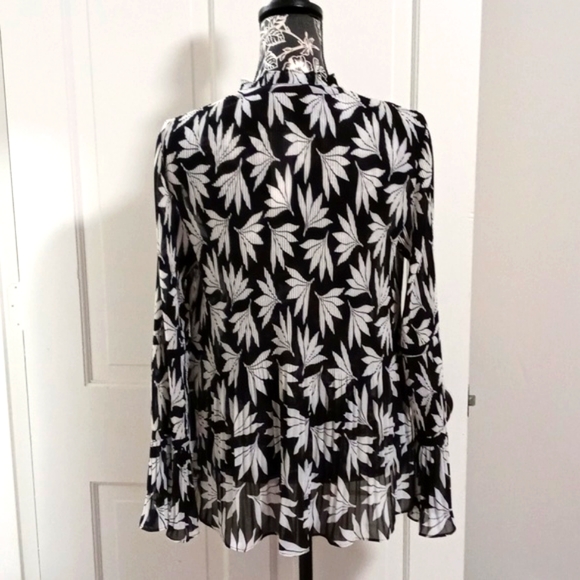🆕️ 🖤Ann Taylor🖤 - Floral Pleated V-Neck L/S Top - Picture 2 of 12